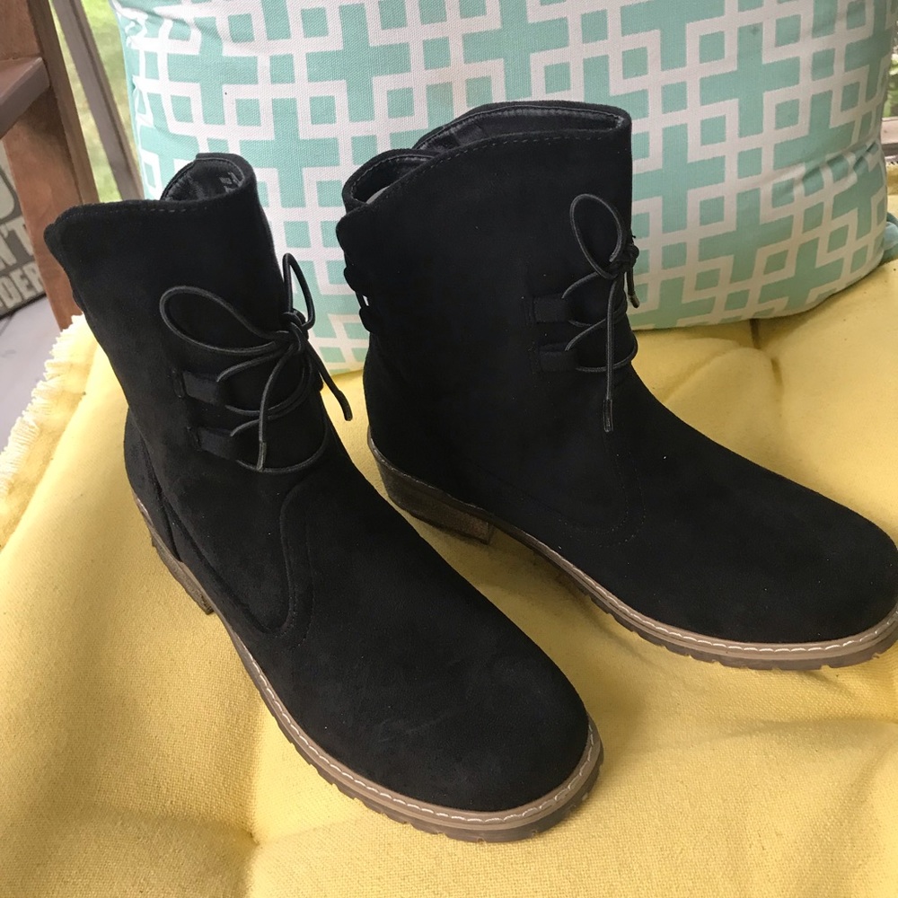 Black booties size 7M. NWT